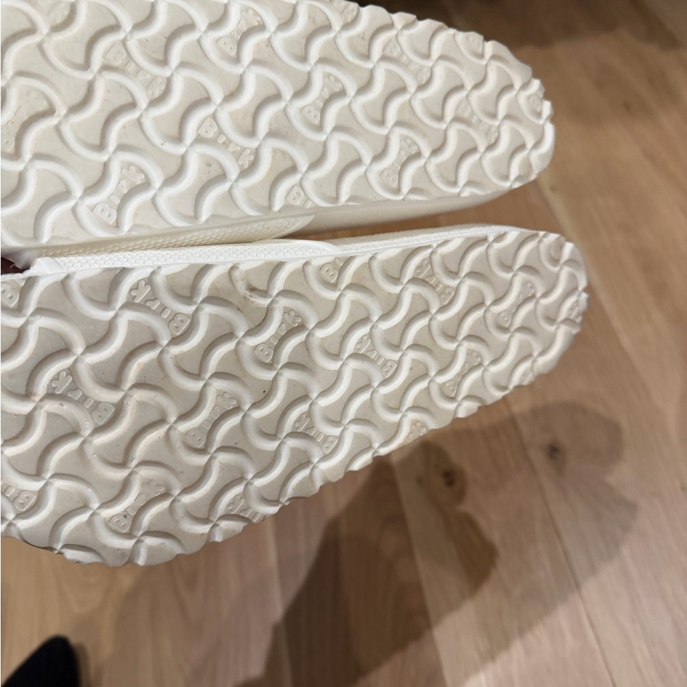 Birkenstock White Textured Logo Slide Sandals - Picture 3 of 3
